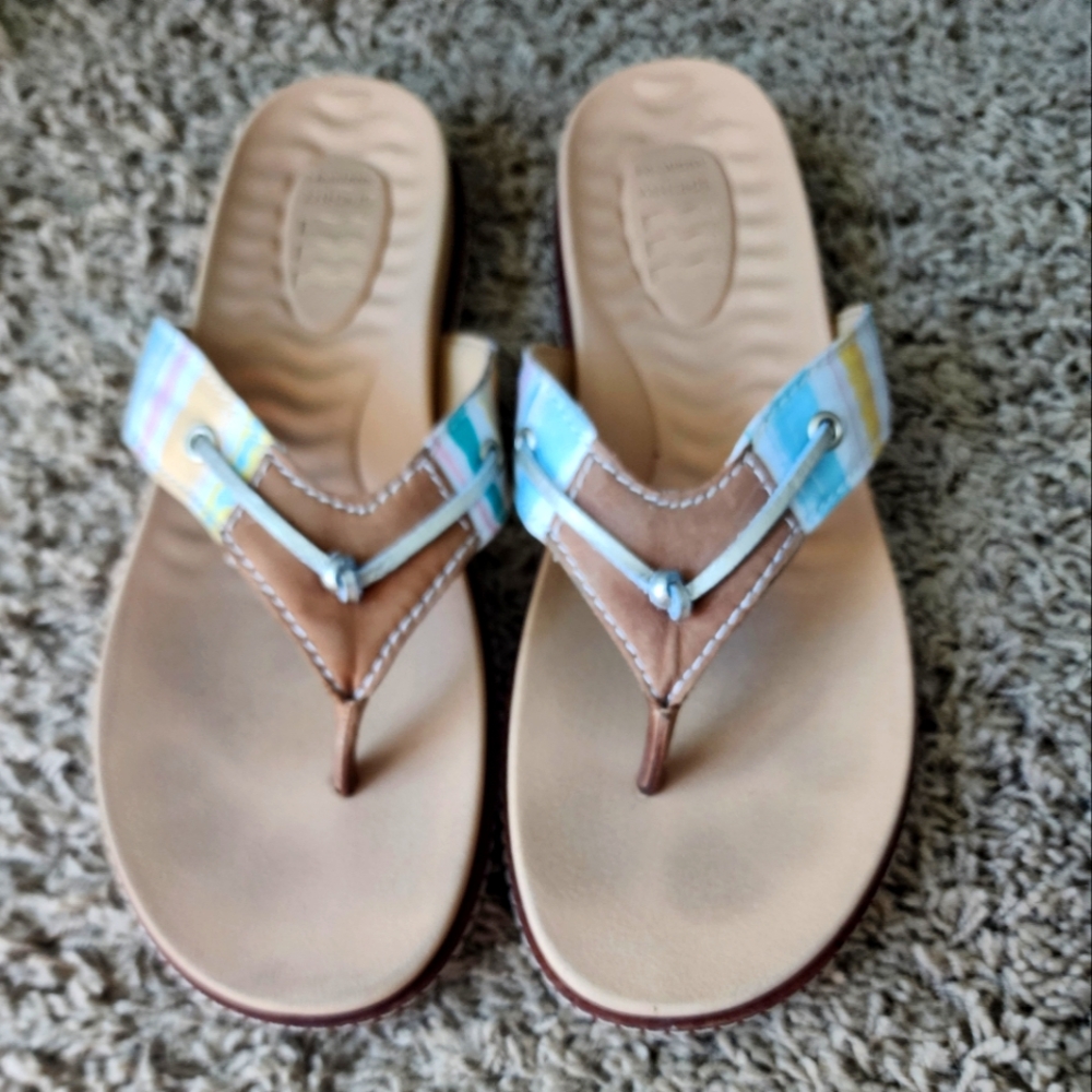 Sperry flip flops
